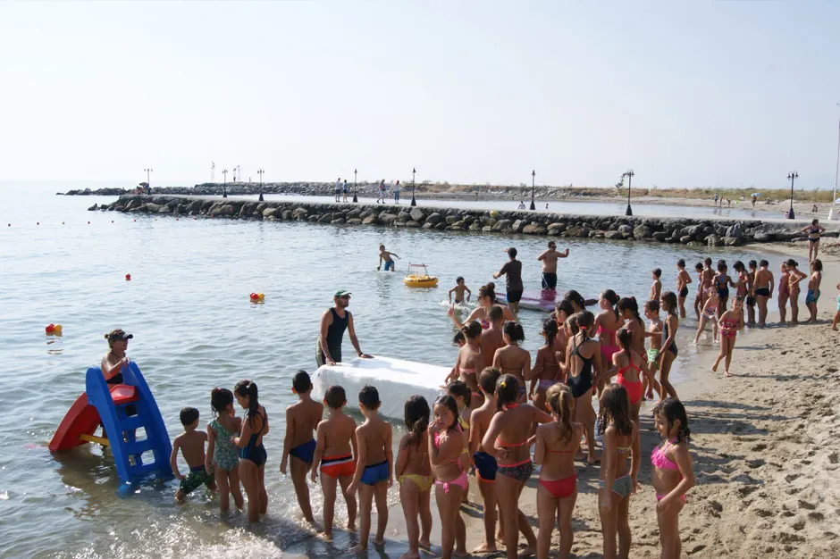 Με πολύ μεγάλη επιτυχία ολοκληρώθηκε το δίμηνο πρόγραμμα "Γνωρίζω τη θάλασσα και παίζω" που για πρώτη φορά διοργανώθηκε από τη νέα Διοίκηση του Ναυτικού Ομίλου Κατερίνης και έδωσε την ευκαιρία σε 60 παιδιά από 5 ως 12 ετών να εξοικειωθούν με το υγρό στοιχείο, παίζοντας και διασκεδάζοντας, να μάθουν να κολυμπούν και να γνωρίσουν τα αθλήματα της ιστιοπλοΐας και της κωπηλασίας, με τη βοήθεια έμπειρων γυμναστών εκπαιδευτών Με την ολοκλήρωση του προγράμματος την Δευτέρα 31 Αυγούστου ο Πρόεδρος Κ Καρυώτης και τα μέλη του Δ Σ Β Καρπούζας και Α Τουλιοπούλου υπεύθυνοι υλοποίησης του προγράμματος, σε συνεργασία με τον γυμναστή του προγράμματος Γ Νταμπάκη, των προπονητών του Ν Ο ΚΑΤ και τη βοήθεια εθελοντών, οργάνωσαν μια μικρή αποχαιρετιστήρια γιορτή όπου τα παιδιά, έπαιξαν διάφορα εκπαιδευτικά παιχνίδια στο νερό, έλαβαν τα πτυχία παρακολούθησης του προγράμματος και έδωσαν ραντεβού για το επόμενο καλοκαίρι για ακόμη καλύτερη γνωριμία με τα αθλήματα του νερού Τόσο τα παιδιά όσο και οι γονείς τους δήλωσαν ενθουσιασμένοι με το πρόγραμμα, ενώ από τη Διοίκηση του Ναυτικού Ομίλου Κατερίνης ο Αν Γ Γραμματέας κος Βαγγέλης Καρπούζας δήλωσε: « Τελικά το πείραμα του Ναυτικού Ομίλου Κατερίνης για τη δημιουργία προγράμματος γνωριμίας των παιδιών με τα αθλήματα του νερού, πέτυχε Ως υπεύθυνος προγράμματος αισθάνομαι πολύ υπερήφανος και χαίρομαι ιδιαίτερα για την εντυπωσιακή ανταπόκριση και άψογη συνεργασία με τα παιδιά και τους γονείς τους Ο Ναυτικός Όμιλος Κατερίνης δεσμεύεται ότι το πρόγραμμα «γνωρίζω τη θάλασσα και παίζω» θα λειτουργήσει και την επόμενη σαιζόν (Ιούλιο Αύγουστοο 2016) με ακόμη περισσότερους μικρούς κολυμβητές που θα γνωρίσουν παράλληλα και τα αθλήματα ιστιοπλοΐας και κωπηλασίας »